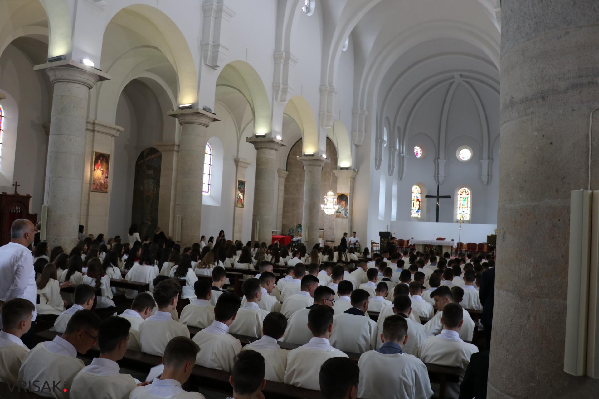 Svečano u Širokom Brijegu: 230 krizmanika primilo darove Duha Svetoga