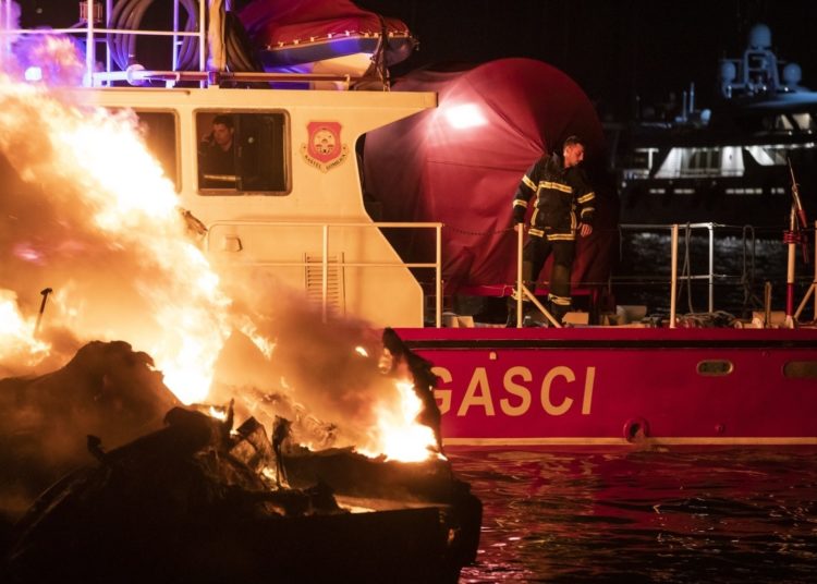 U Kaštelima izgorjelo 5 jahti, 18 oštećeno: “Strašno je, sve smrdi po nafti”