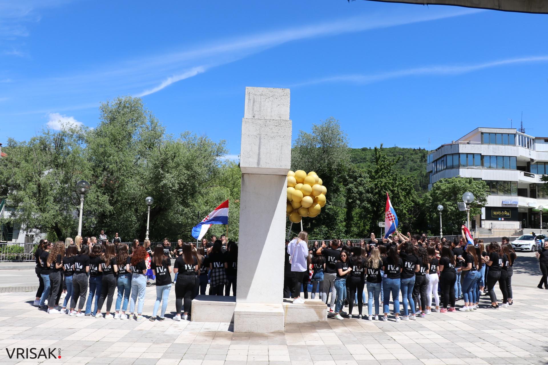 Širokobriješki maturanti slave zadnji dan; defileom kroz grad oprostili se od škole!