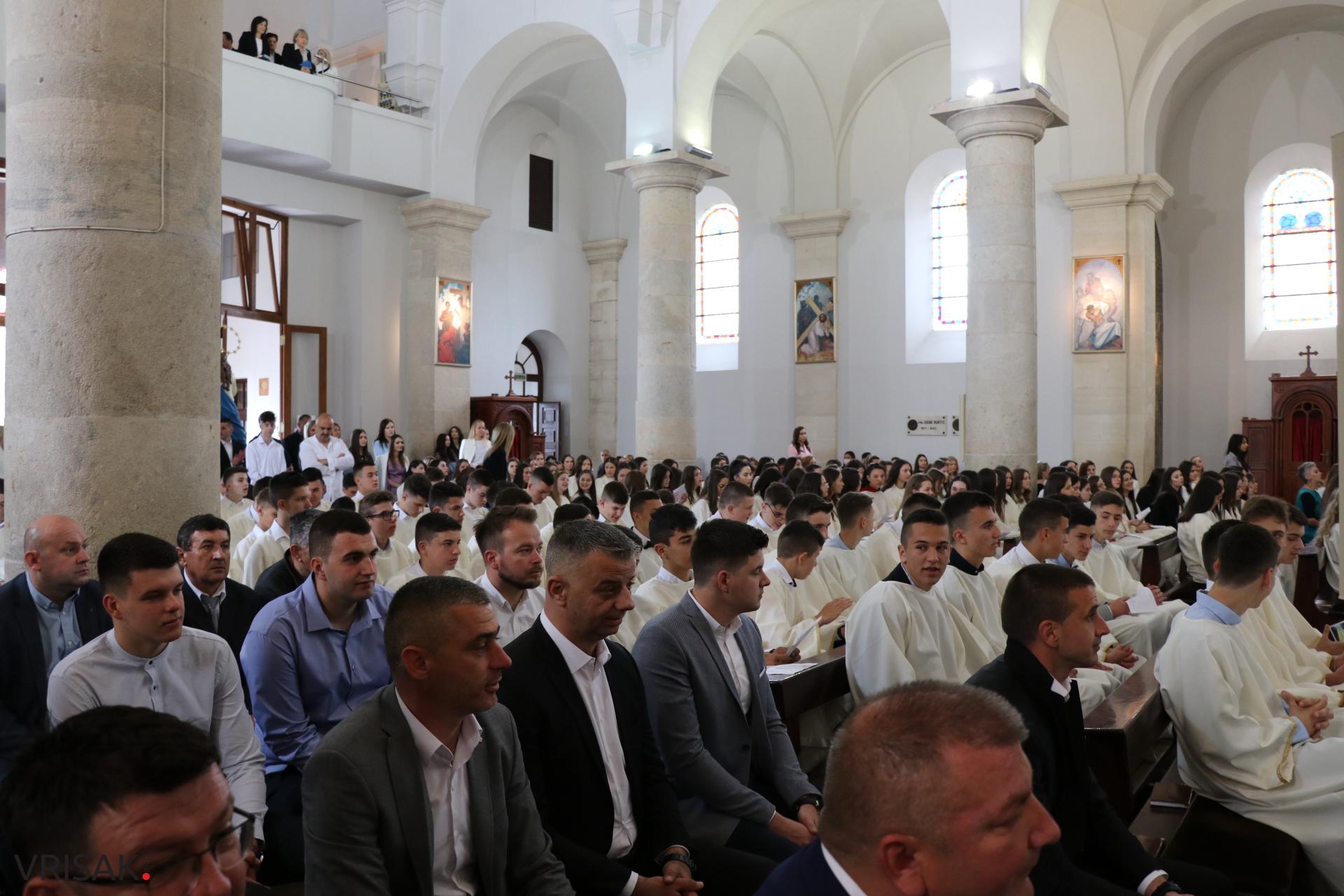 Svečano u Širokom Brijegu: 230 krizmanika primilo darove Duha Svetoga