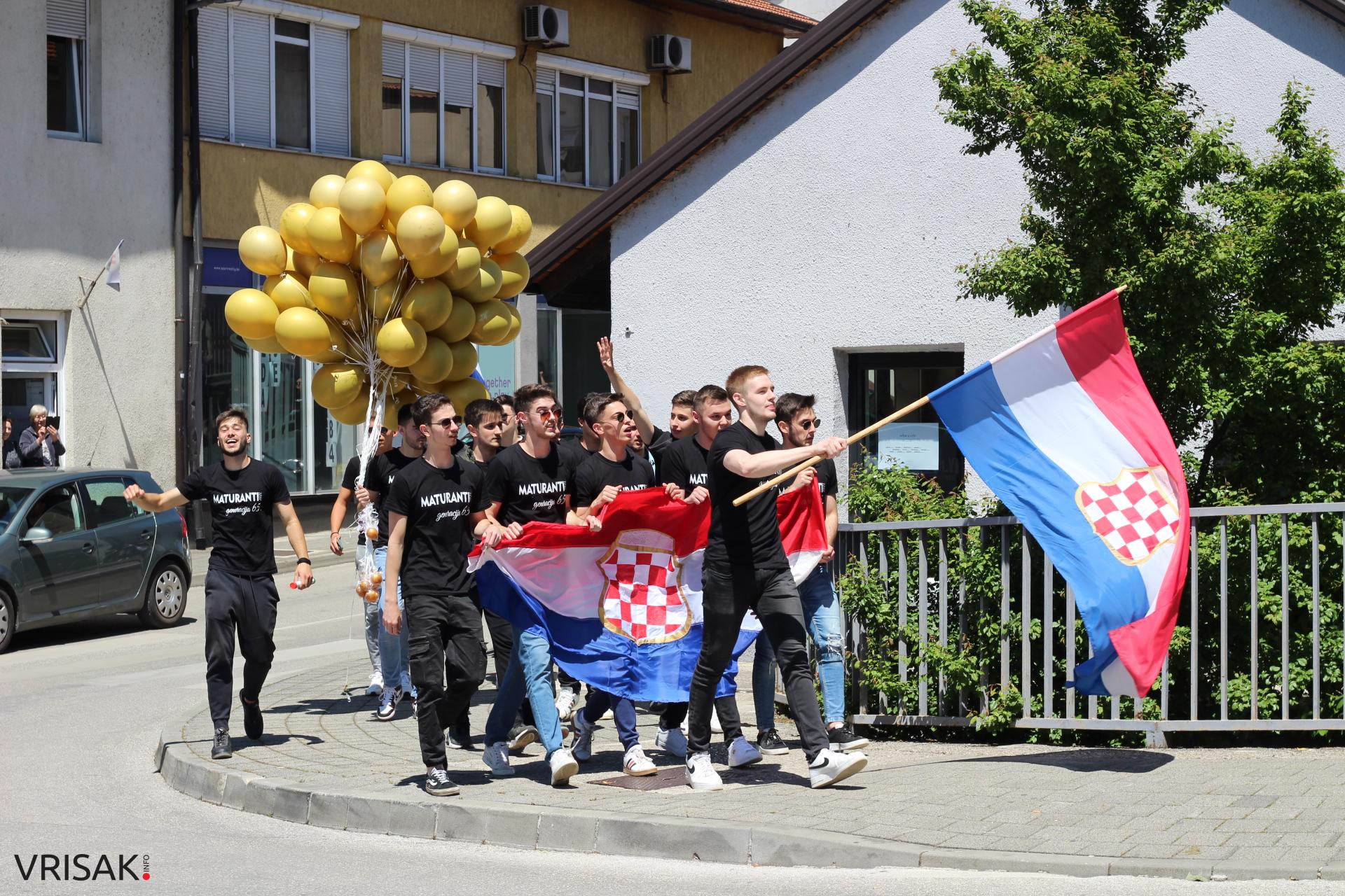 Širokobriješki maturanti slave zadnji dan; defileom kroz grad oprostili se od škole!