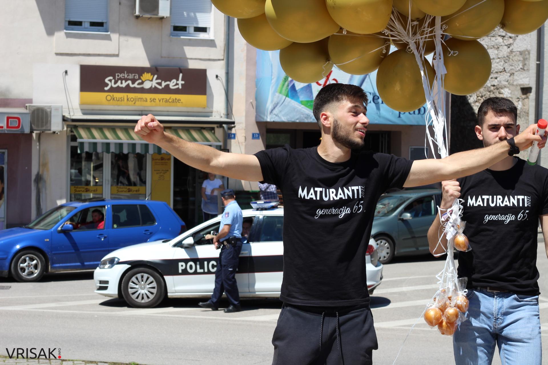 Širokobriješki maturanti slave zadnji dan; defileom kroz grad oprostili se od škole!