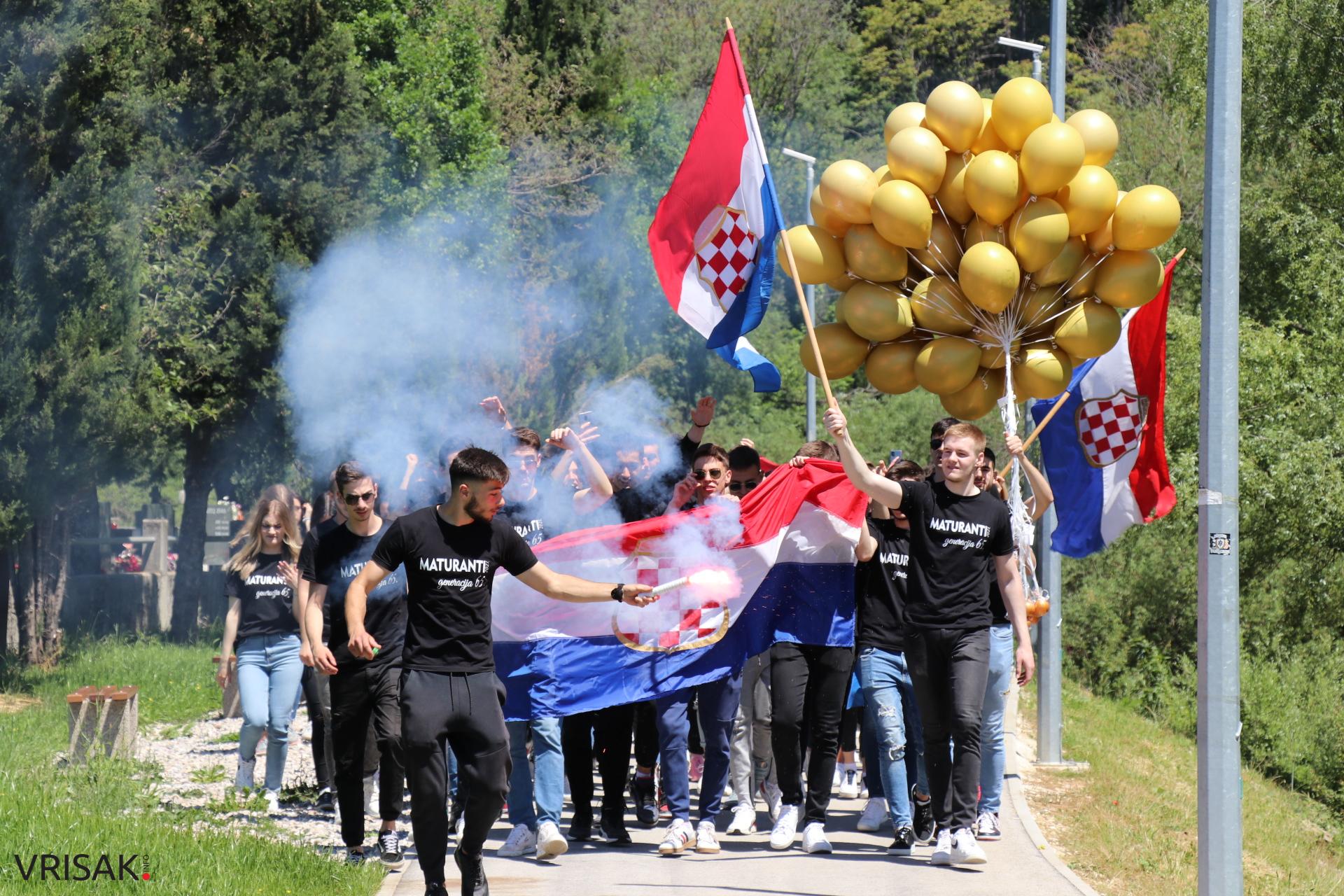 Širokobriješki maturanti slave zadnji dan; defileom kroz grad oprostili se od škole!
