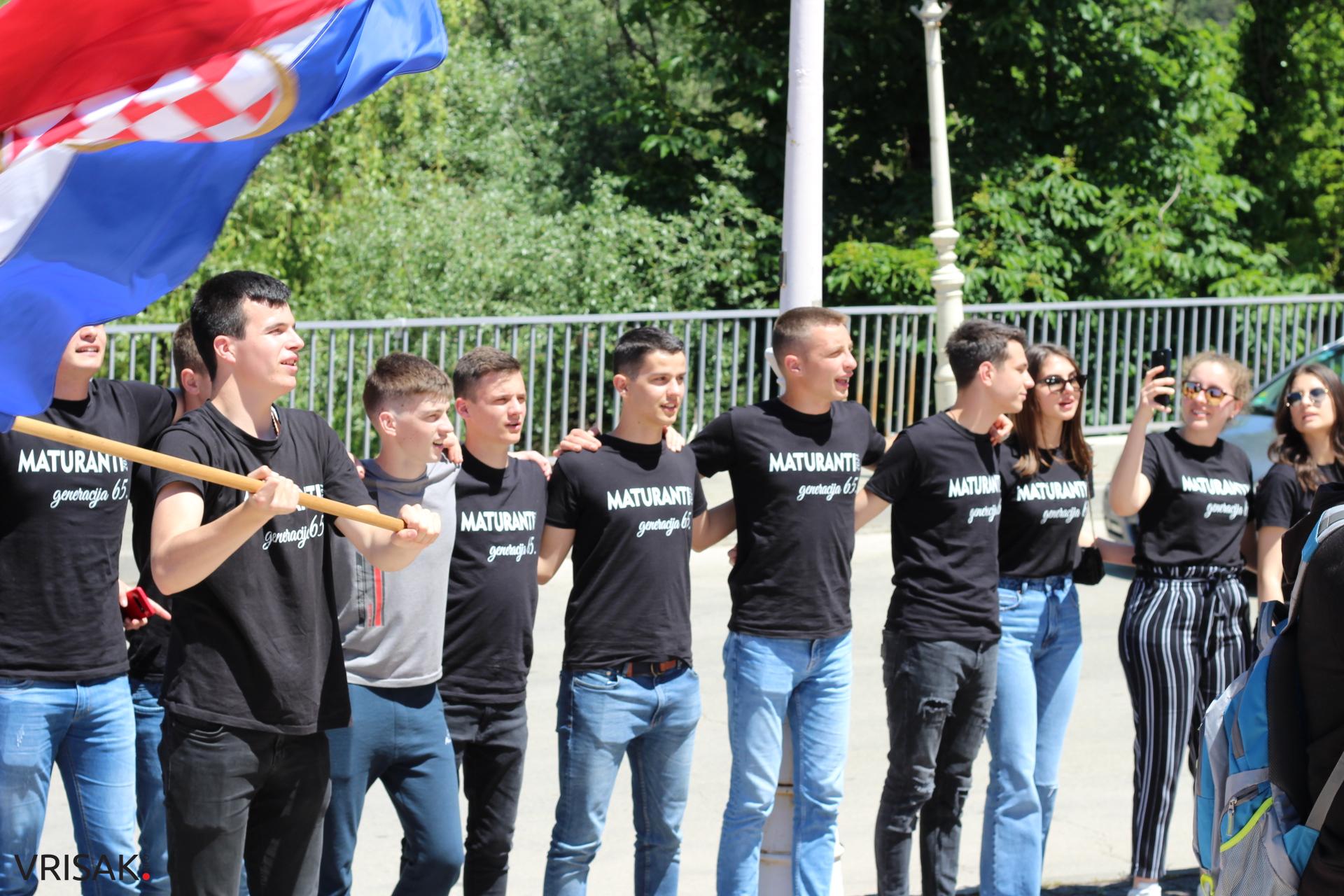 Širokobriješki maturanti slave zadnji dan; defileom kroz grad oprostili se od škole!