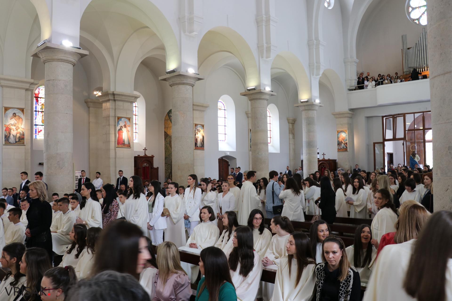 Svečano u Širokom Brijegu: 230 krizmanika primilo darove Duha Svetoga