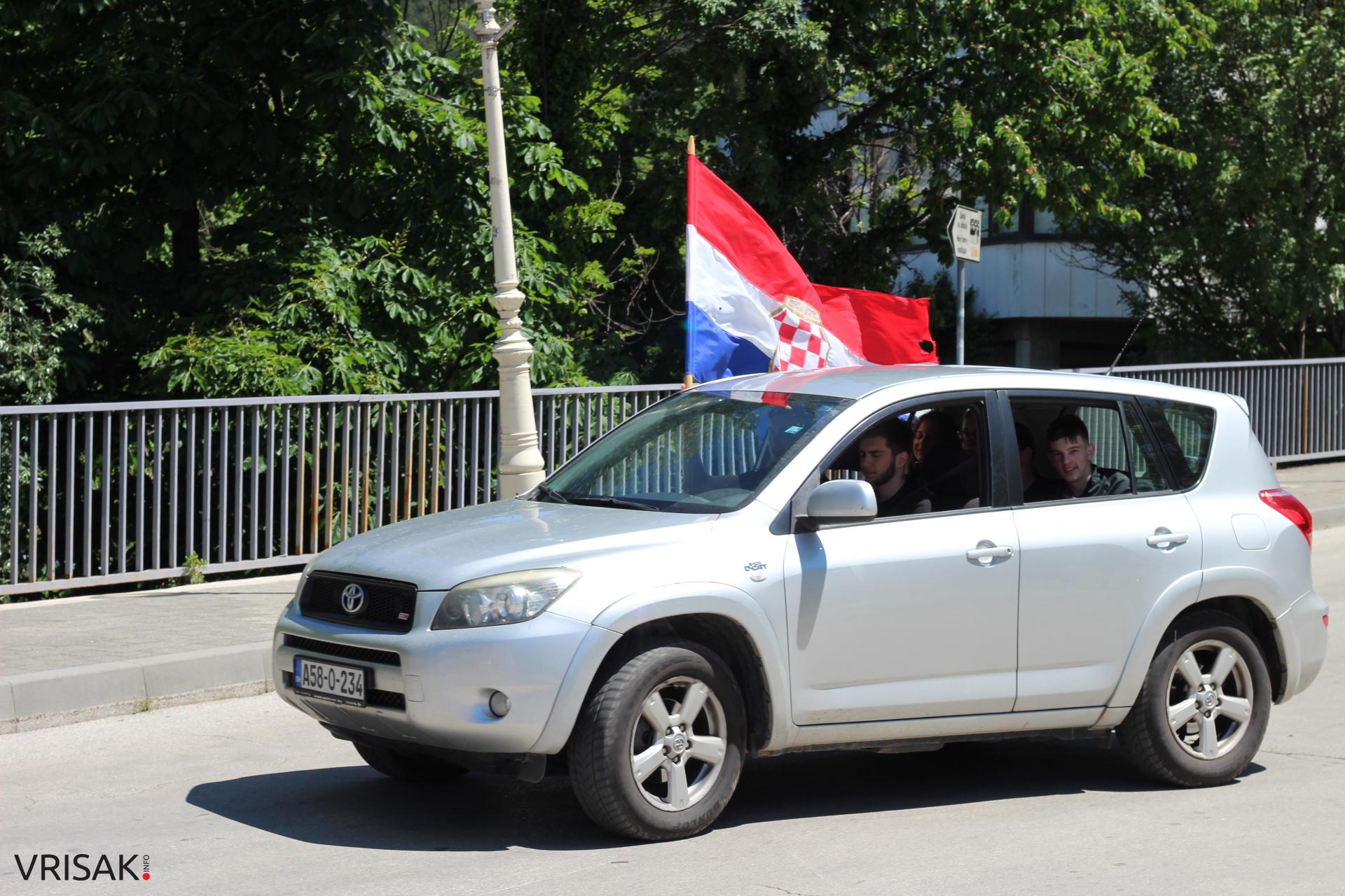 Širokobriješki maturanti slave zadnji dan; defileom kroz grad oprostili se od škole!
