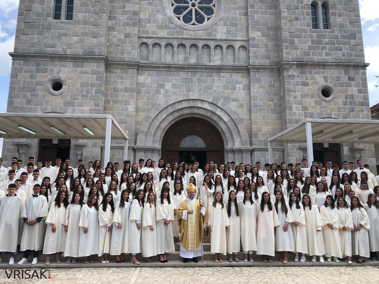 Svečano u Širokom Brijegu: 230 krizmanika primilo darove Duha Svetoga