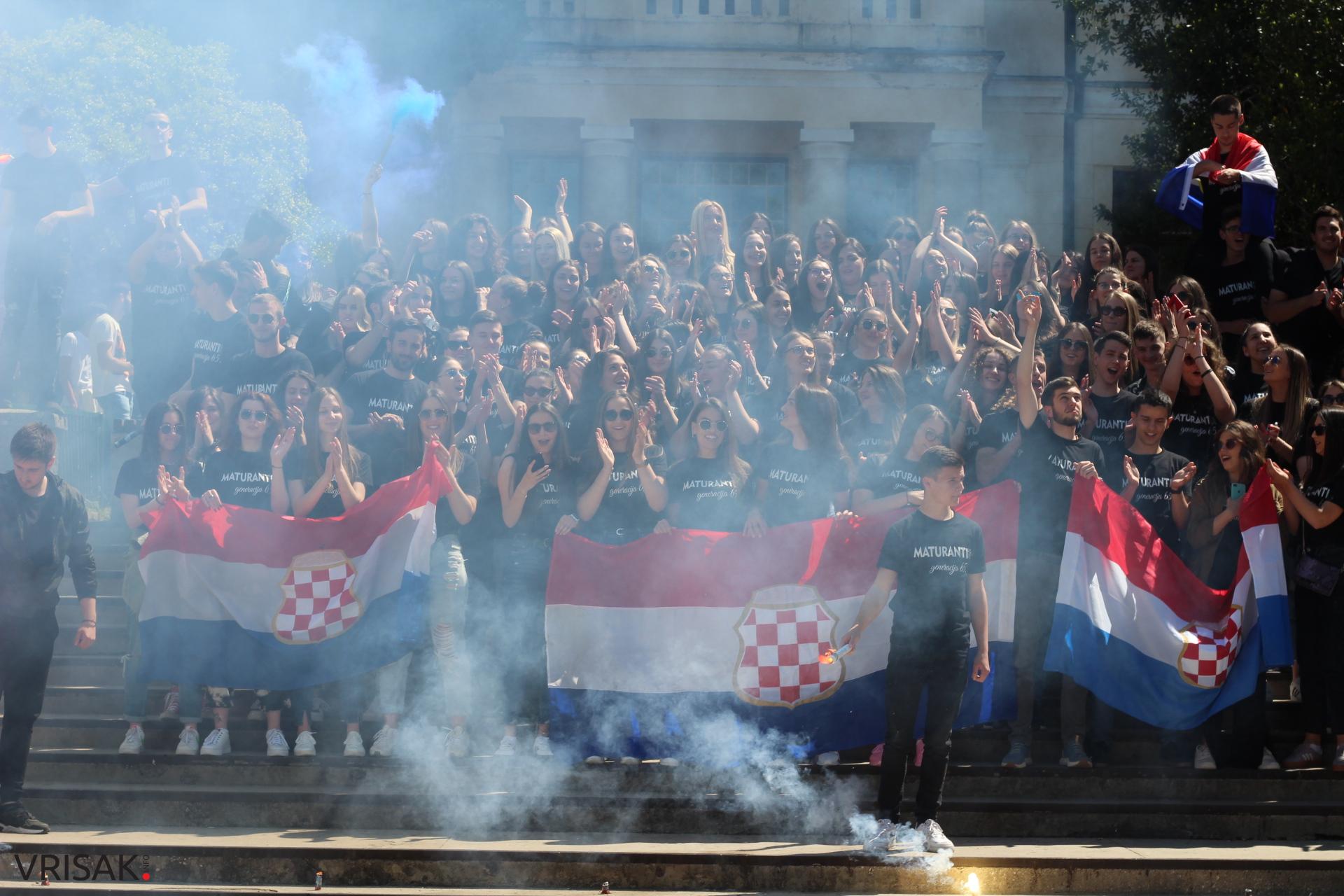 Širokobriješki maturanti slave zadnji dan; defileom kroz grad oprostili se od škole!