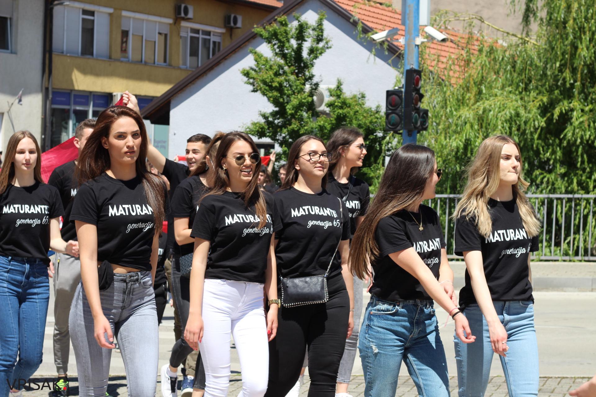 Širokobriješki maturanti slave zadnji dan; defileom kroz grad oprostili se od škole!