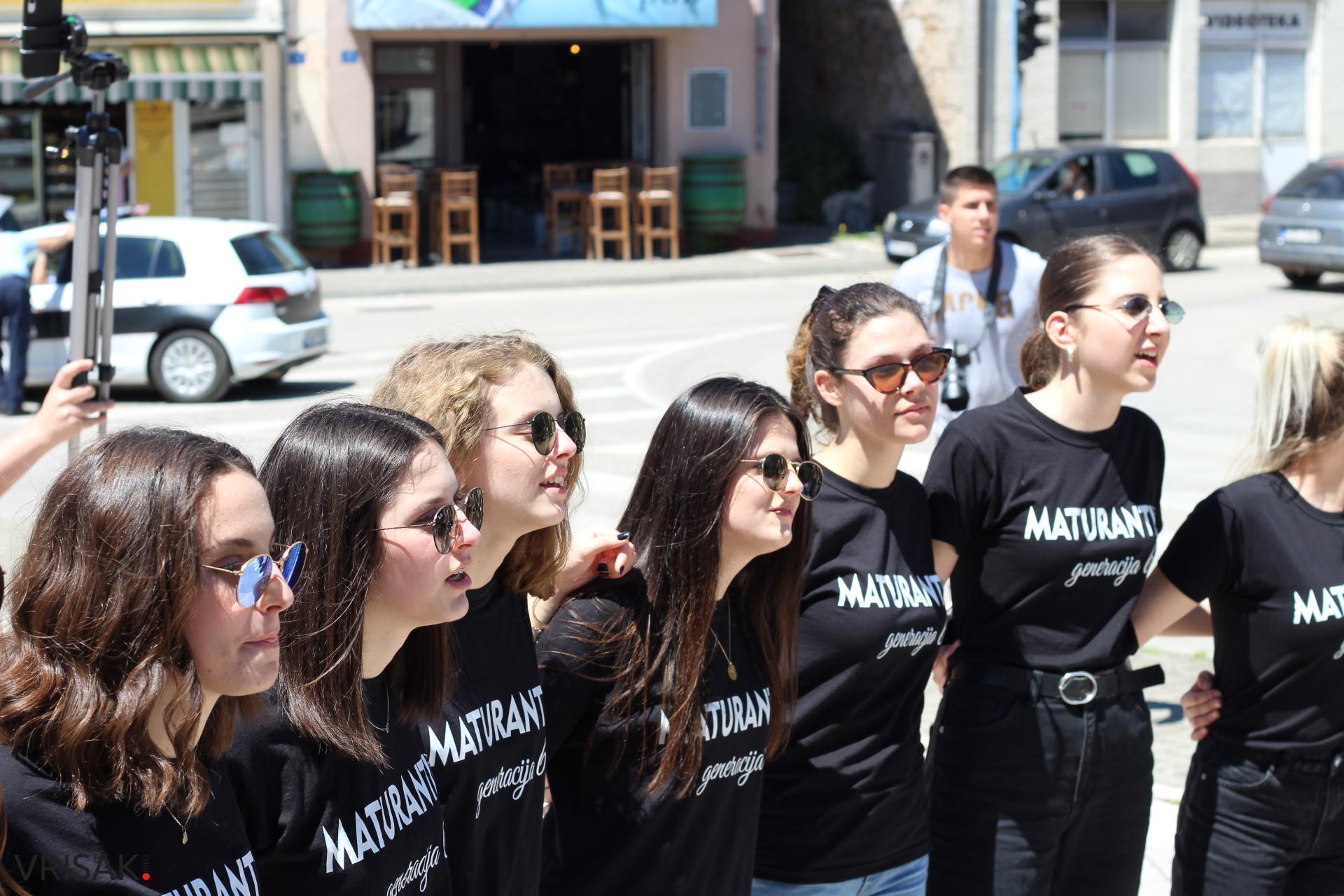 Širokobriješki maturanti slave zadnji dan; defileom kroz grad oprostili se od škole!