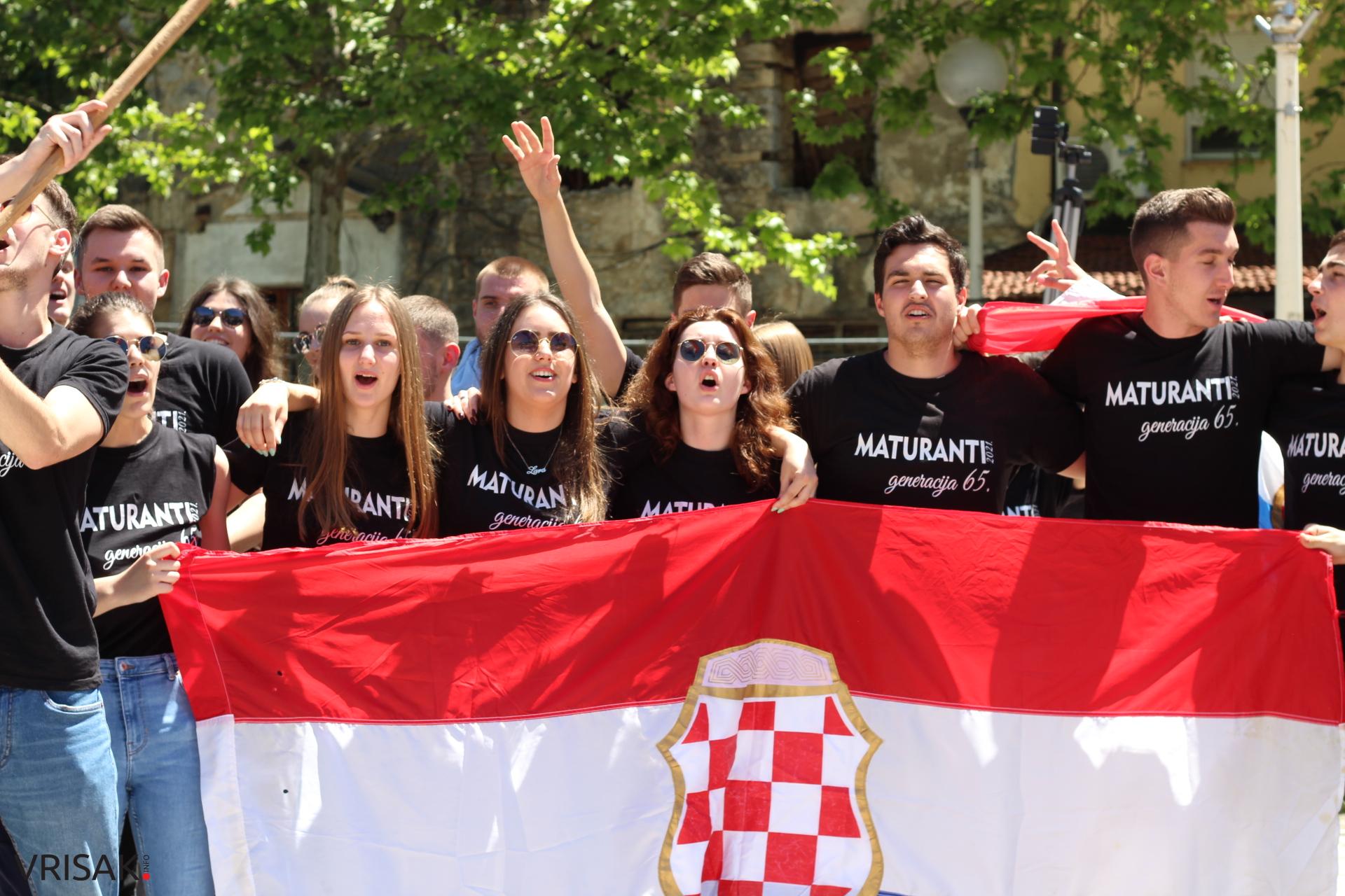 Širokobriješki maturanti slave zadnji dan; defileom kroz grad oprostili se od škole!