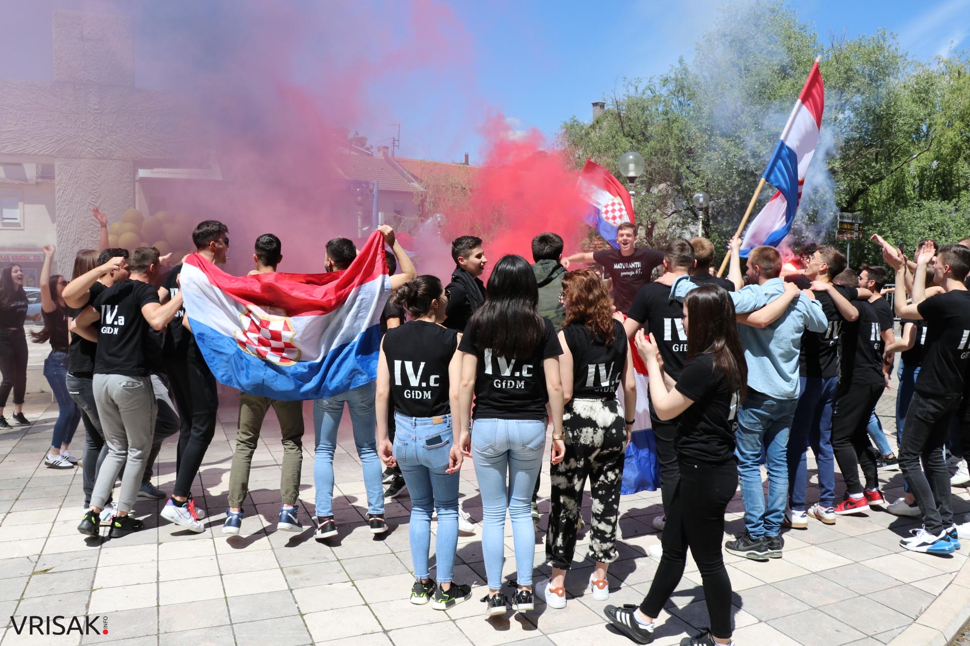 Širokobriješki maturanti slave zadnji dan; defileom kroz grad oprostili se od škole!