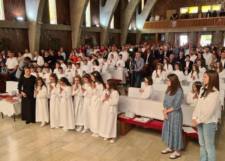 Kočerin: Prvu Svetu Pričest primilo 38 djece