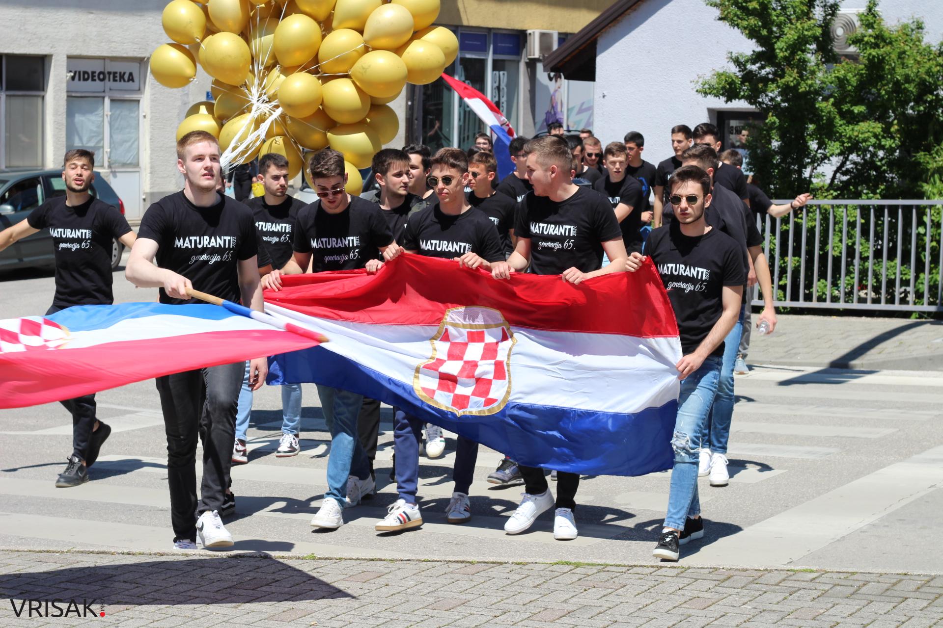 Širokobriješki maturanti slave zadnji dan; defileom kroz grad oprostili se od škole!