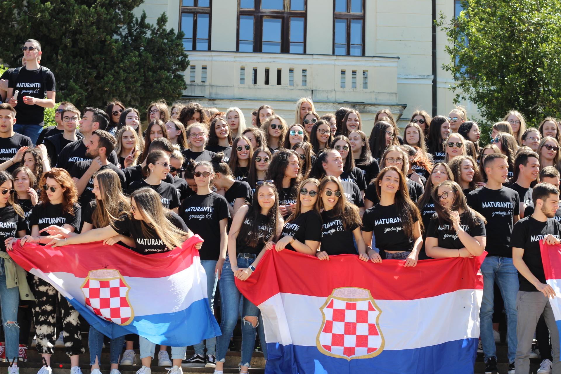 Širokobriješki maturanti slave zadnji dan; defileom kroz grad oprostili se od škole!