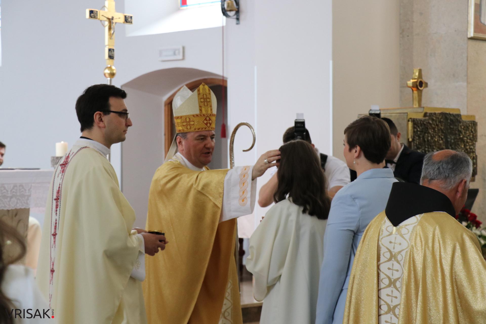 Svečano u Širokom Brijegu: 230 krizmanika primilo darove Duha Svetoga