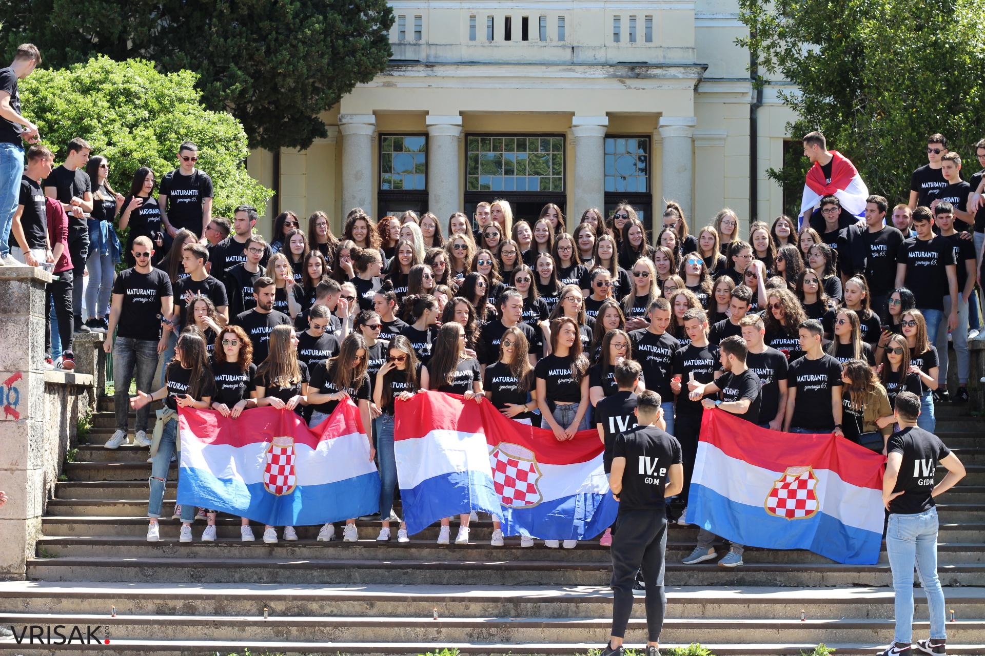 Širokobriješki maturanti slave zadnji dan; defileom kroz grad oprostili se od škole!
