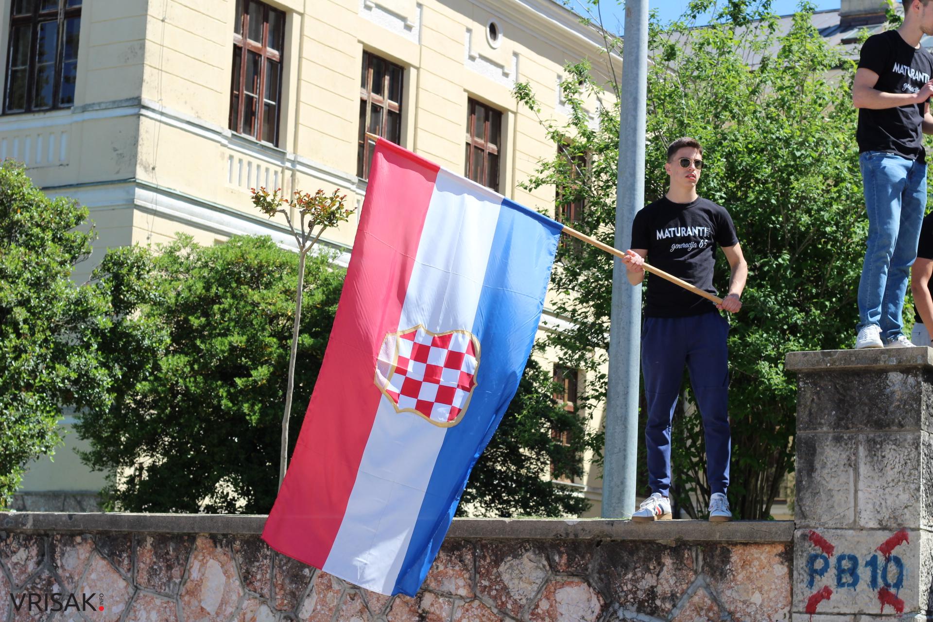 Širokobriješki maturanti slave zadnji dan; defileom kroz grad oprostili se od škole!