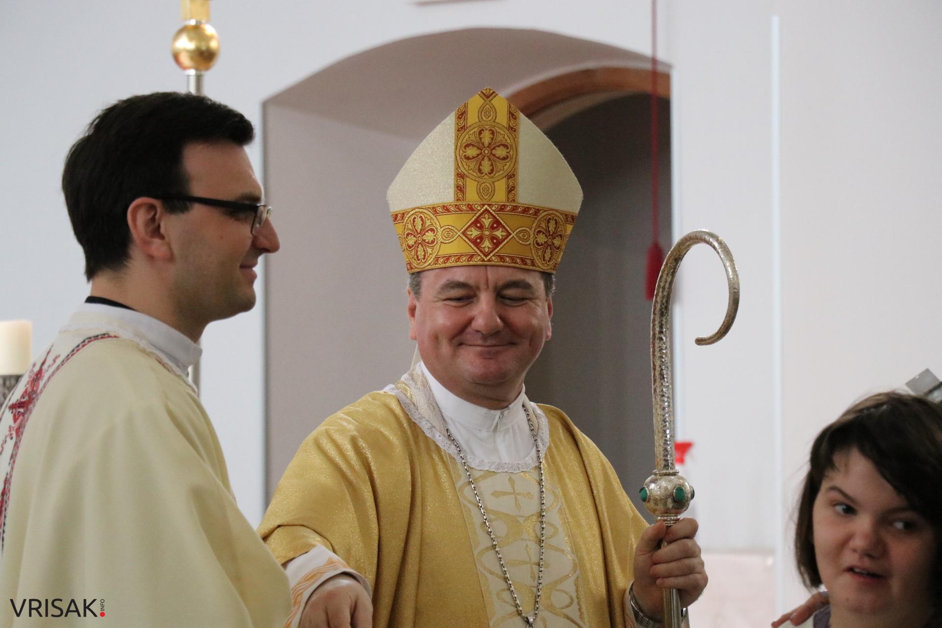 Svečano u Širokom Brijegu: 230 krizmanika primilo darove Duha Svetoga