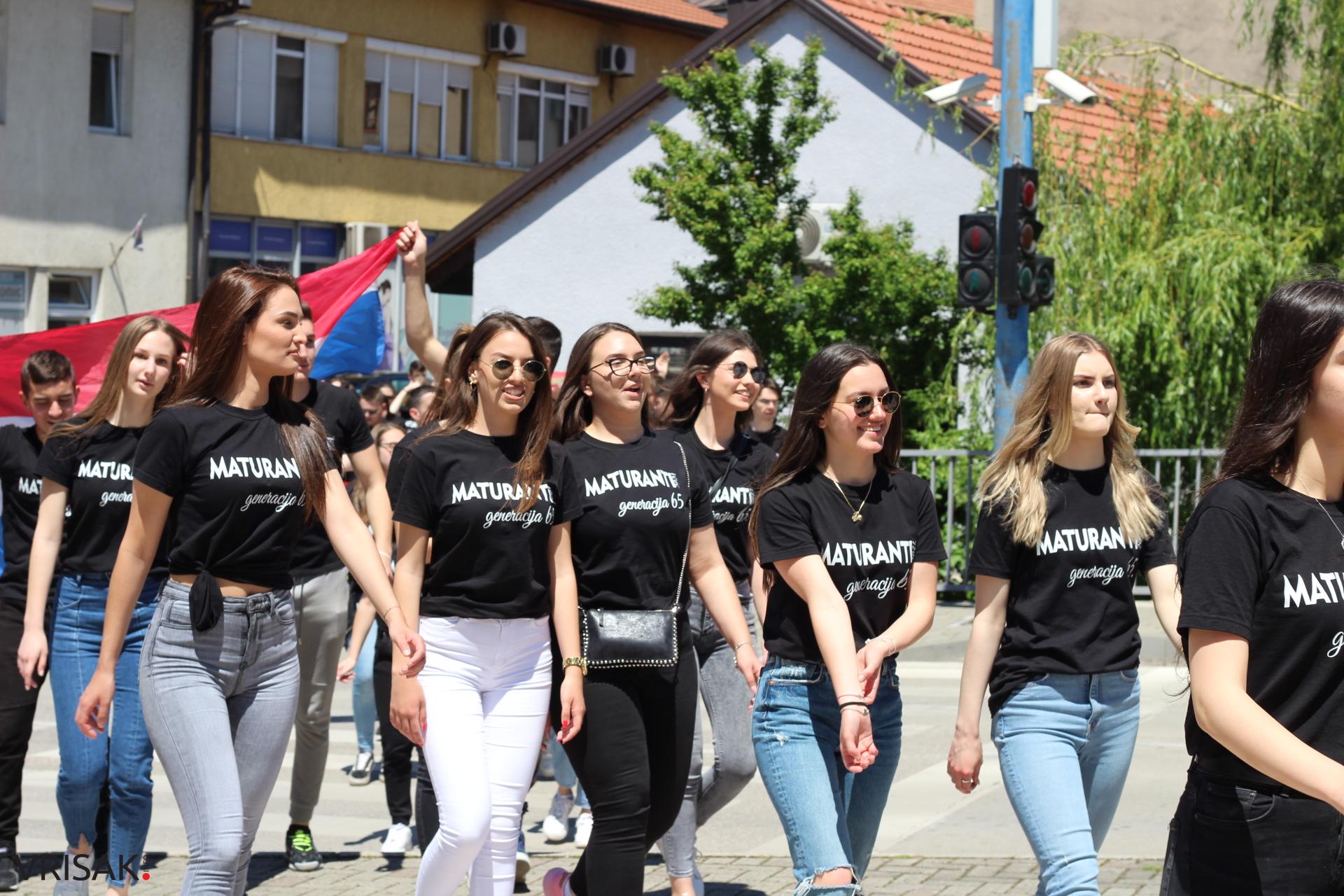 Širokobriješki maturanti slave zadnji dan; defileom kroz grad oprostili se od škole!