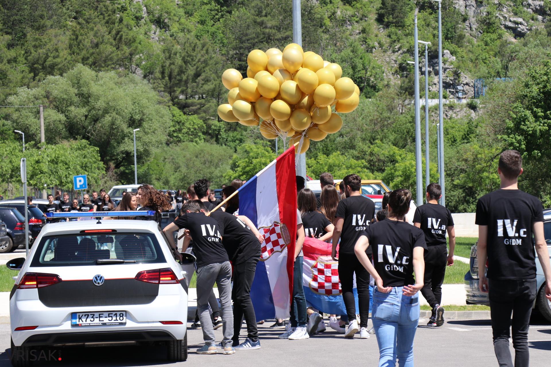 Širokobriješki maturanti slave zadnji dan; defileom kroz grad oprostili se od škole!