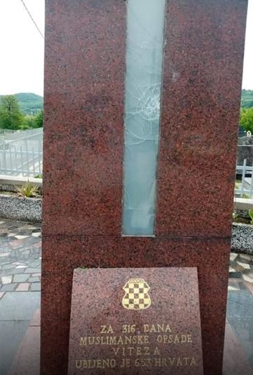 Oskvrnuto spomen obilježje posvećeno ubijenim Hrvatima u središnjoj Bosni