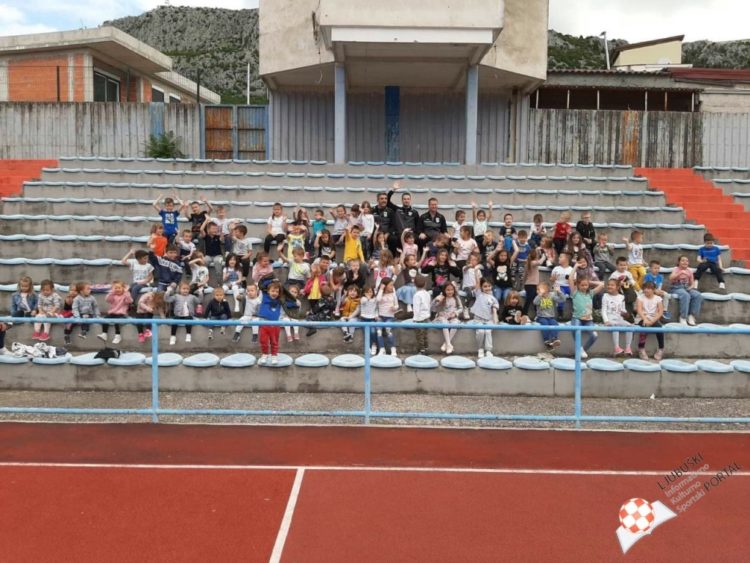 Predstavnici ŠR Izviđač dočarali “draži” rukometnog športa polaznicima Dječjeg vrtića Ljubuški