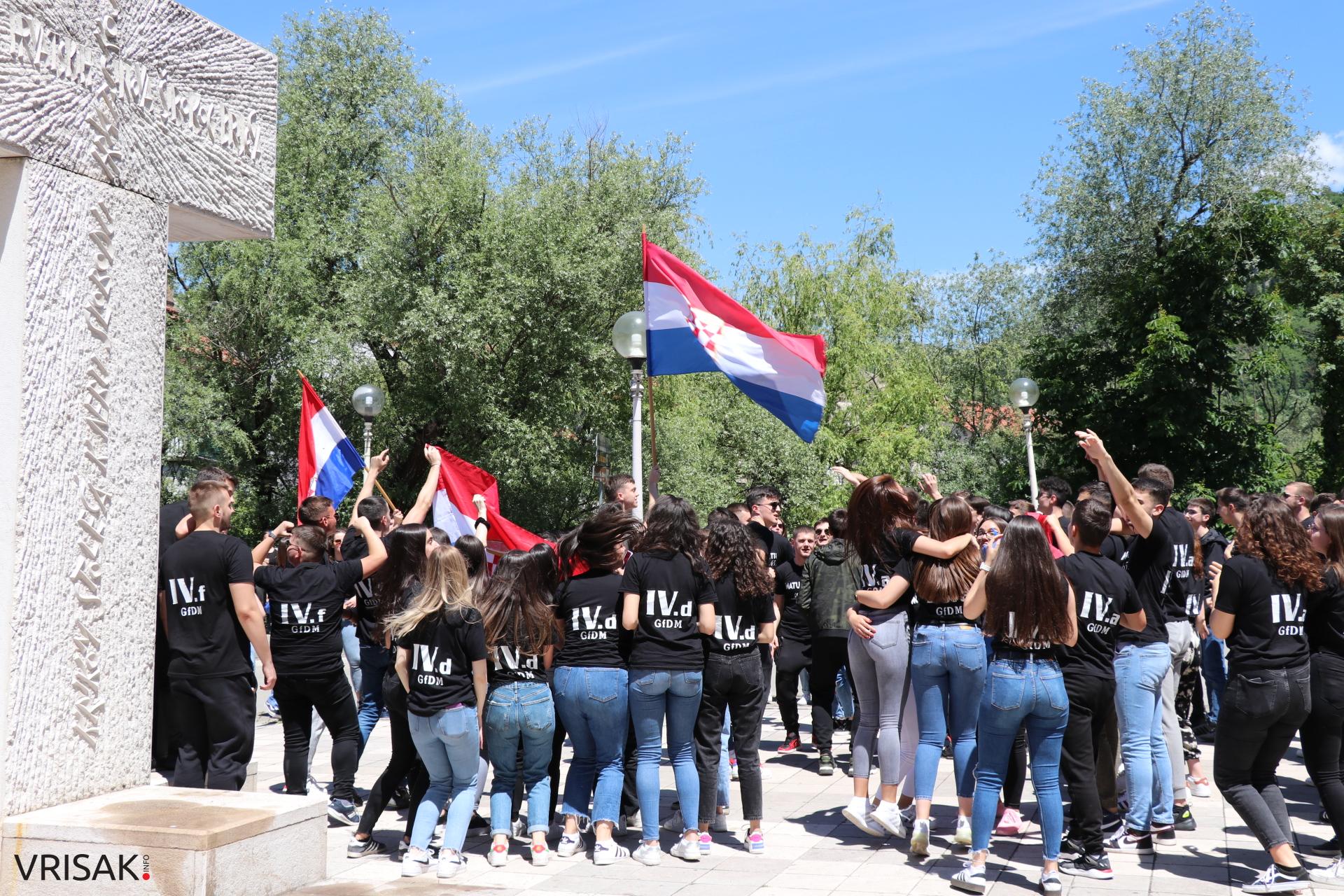 Širokobriješki maturanti slave zadnji dan; defileom kroz grad oprostili se od škole!