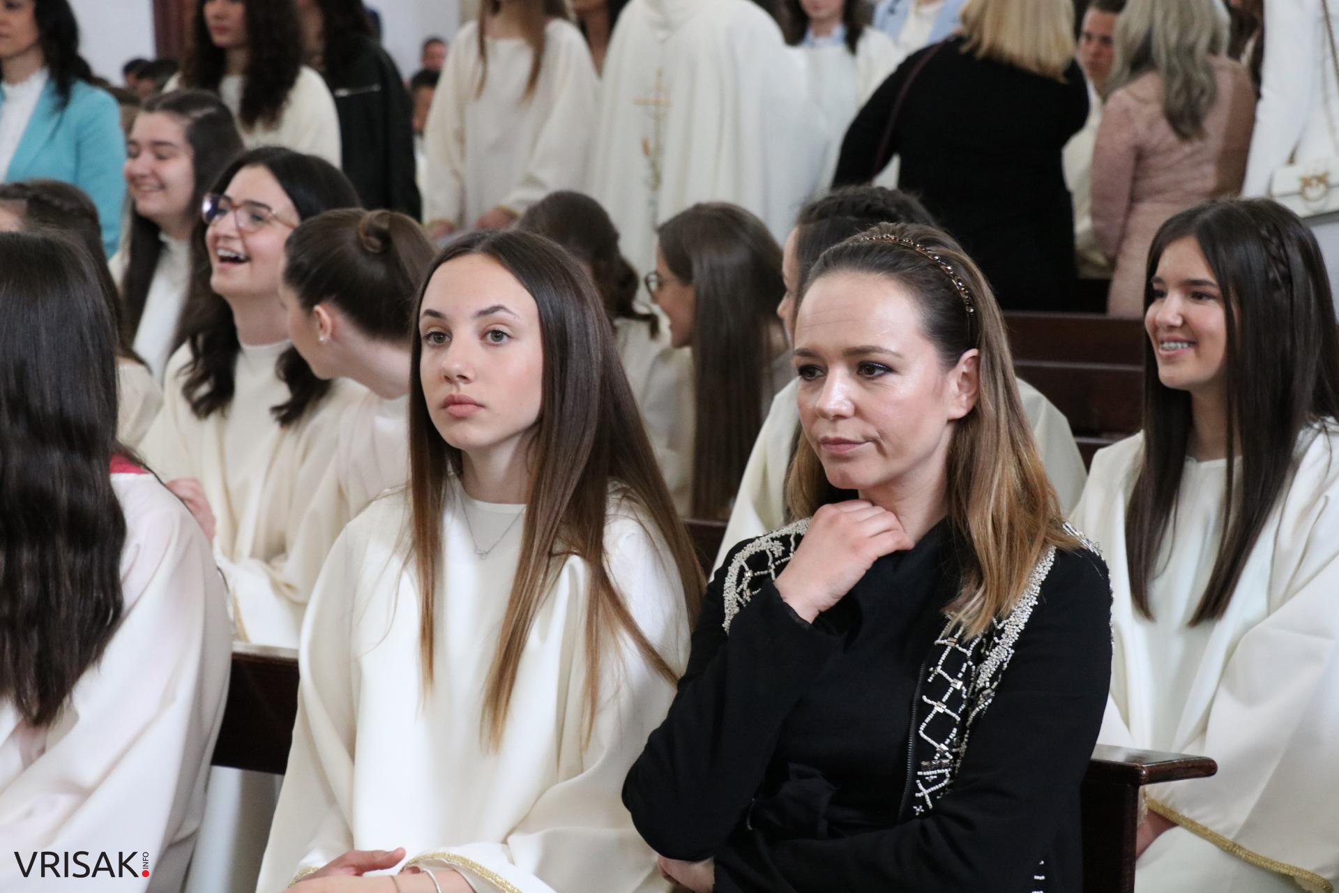 Svečano u Širokom Brijegu: 230 krizmanika primilo darove Duha Svetoga