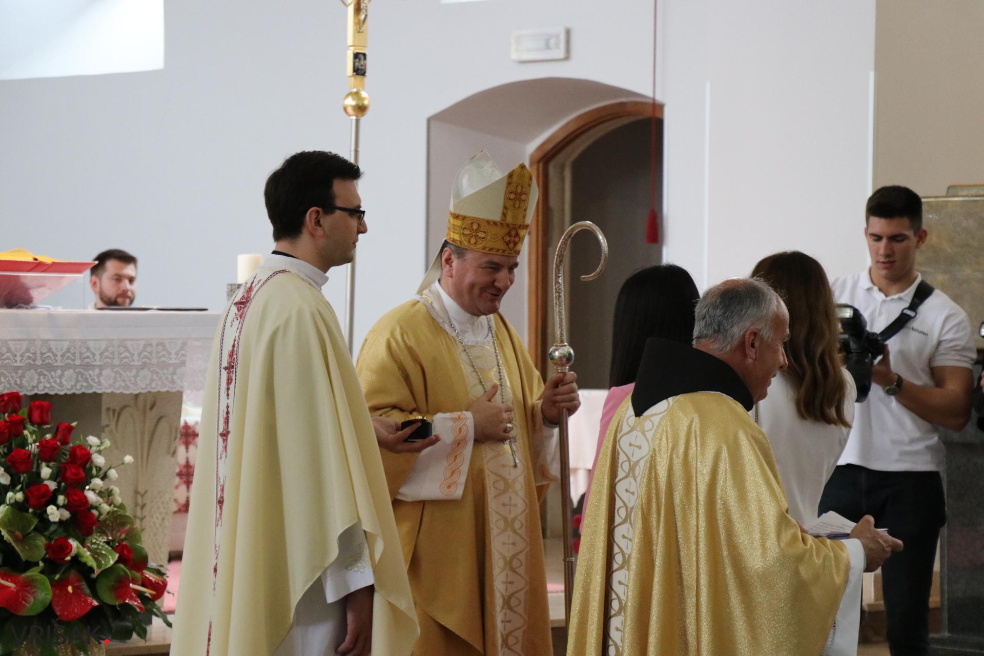 Svečano u Širokom Brijegu: 230 krizmanika primilo darove Duha Svetoga