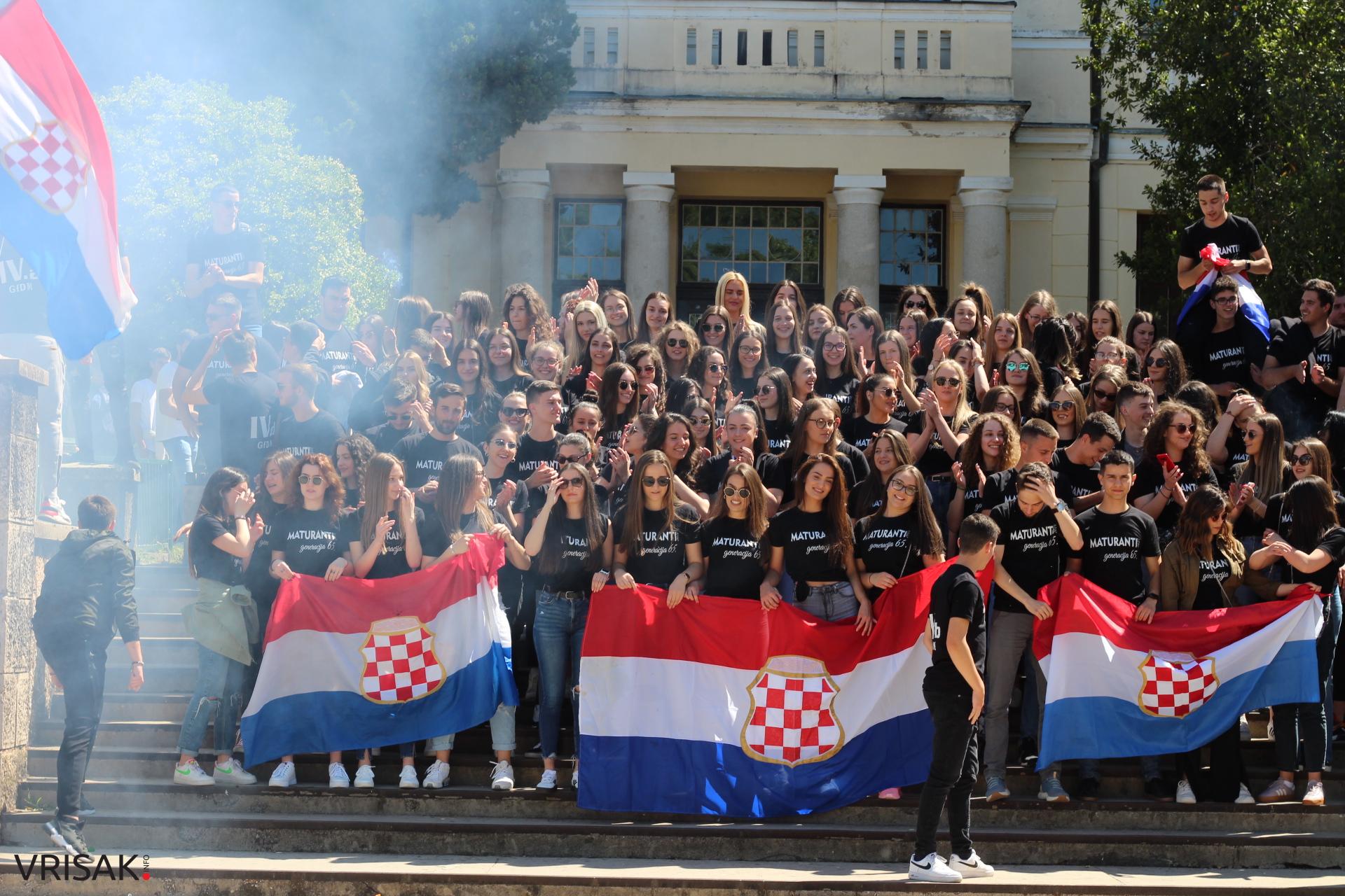 Širokobriješki maturanti slave zadnji dan; defileom kroz grad oprostili se od škole!