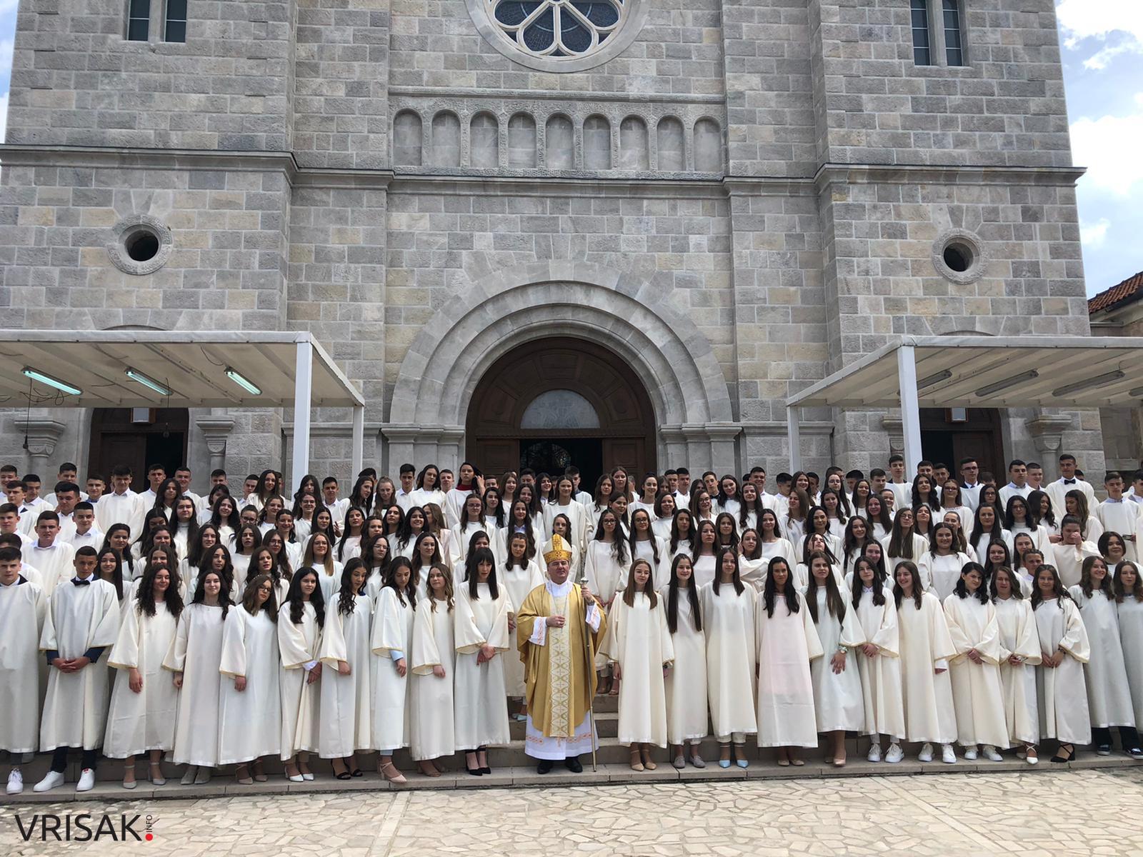 Svečano u Širokom Brijegu: 230 krizmanika primilo darove Duha Svetoga