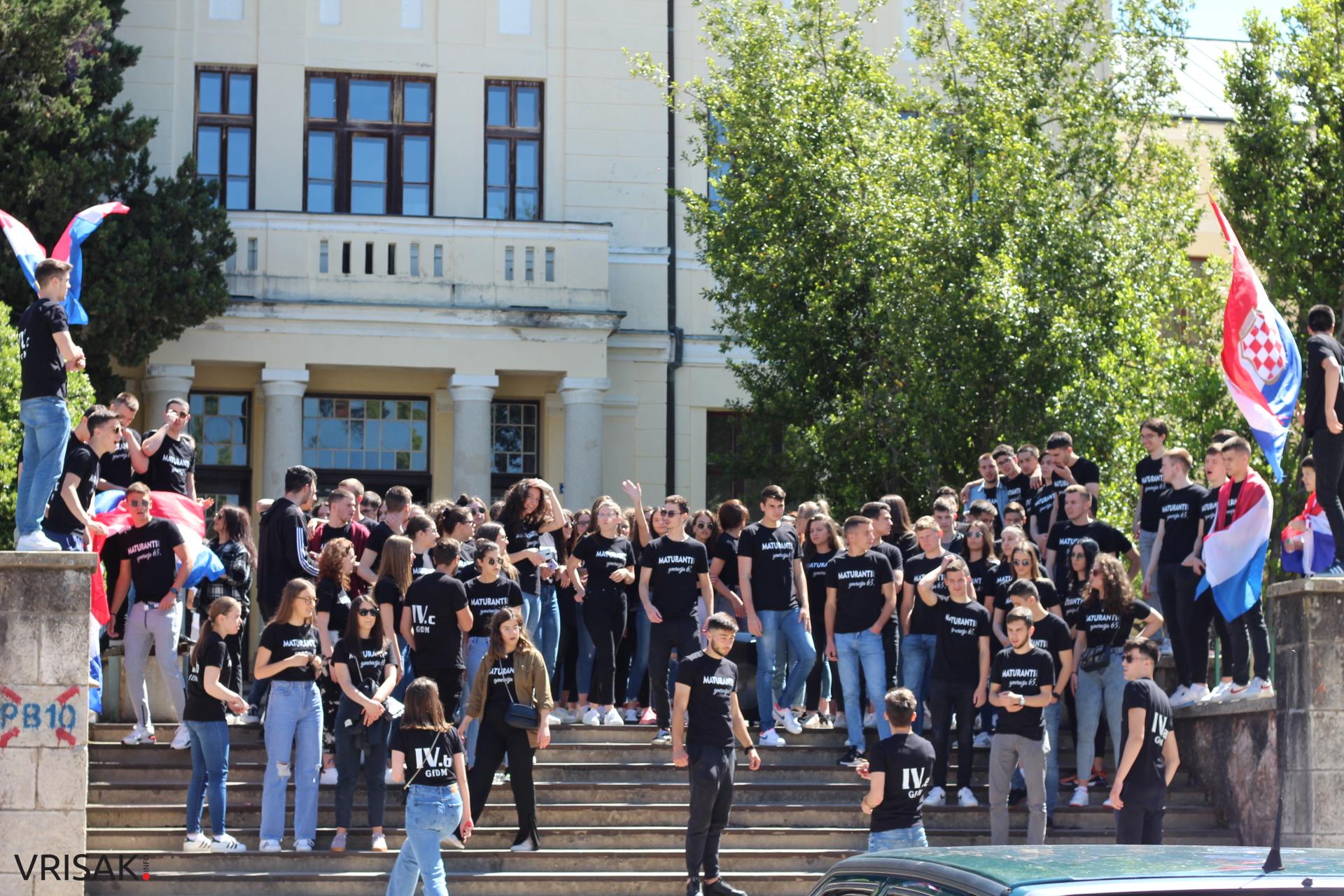 Širokobriješki maturanti slave zadnji dan; defileom kroz grad oprostili se od škole!