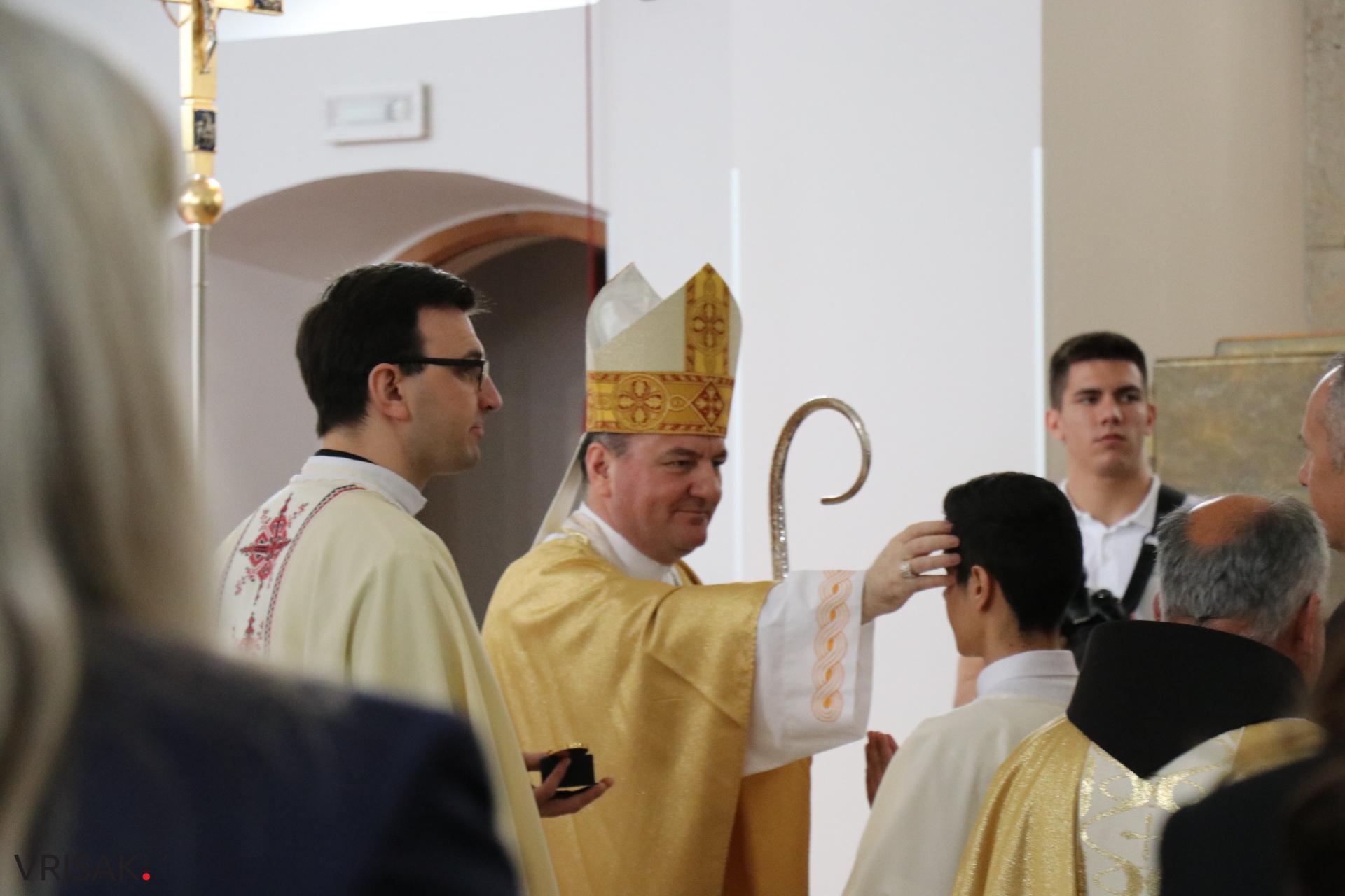 Svečano u Širokom Brijegu: 230 krizmanika primilo darove Duha Svetoga