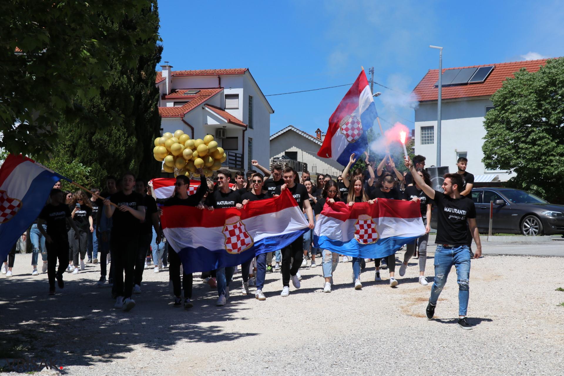 Širokobriješki maturanti slave zadnji dan; defileom kroz grad oprostili se od škole!