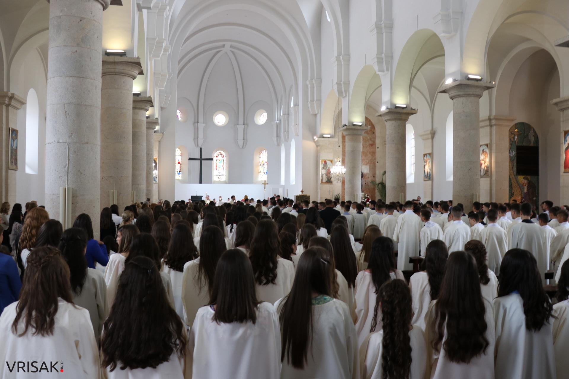 Svečano u Širokom Brijegu: 230 krizmanika primilo darove Duha Svetoga