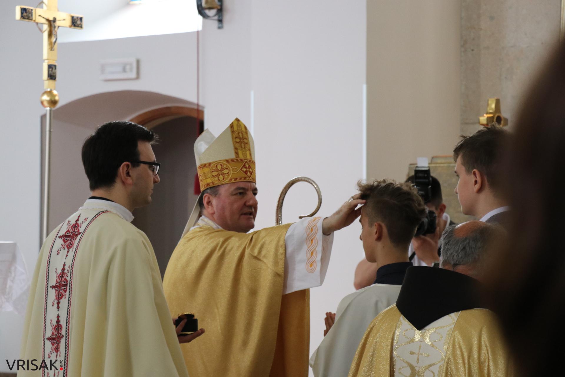 Svečano u Širokom Brijegu: 230 krizmanika primilo darove Duha Svetoga