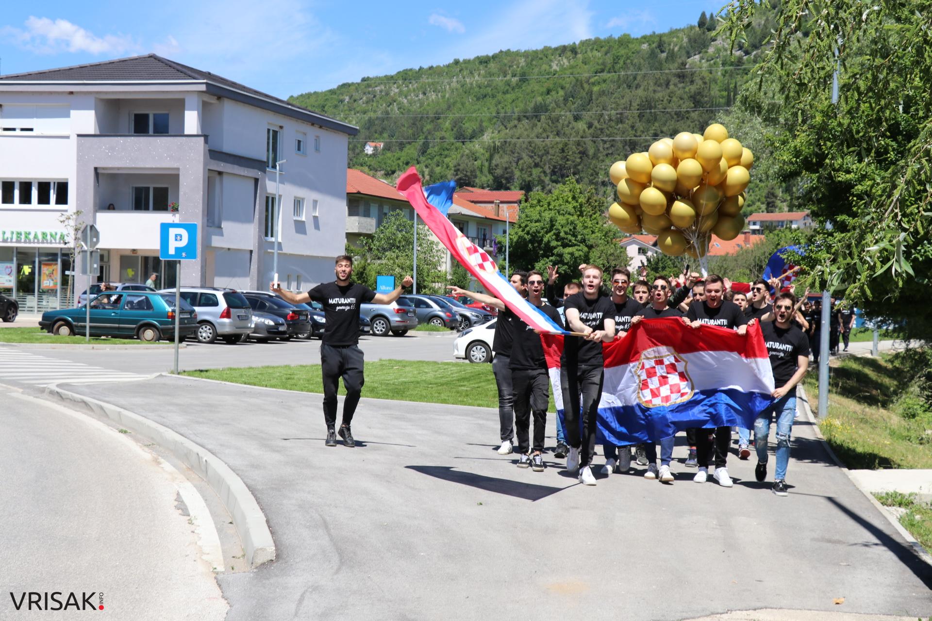 Širokobriješki maturanti slave zadnji dan; defileom kroz grad oprostili se od škole!