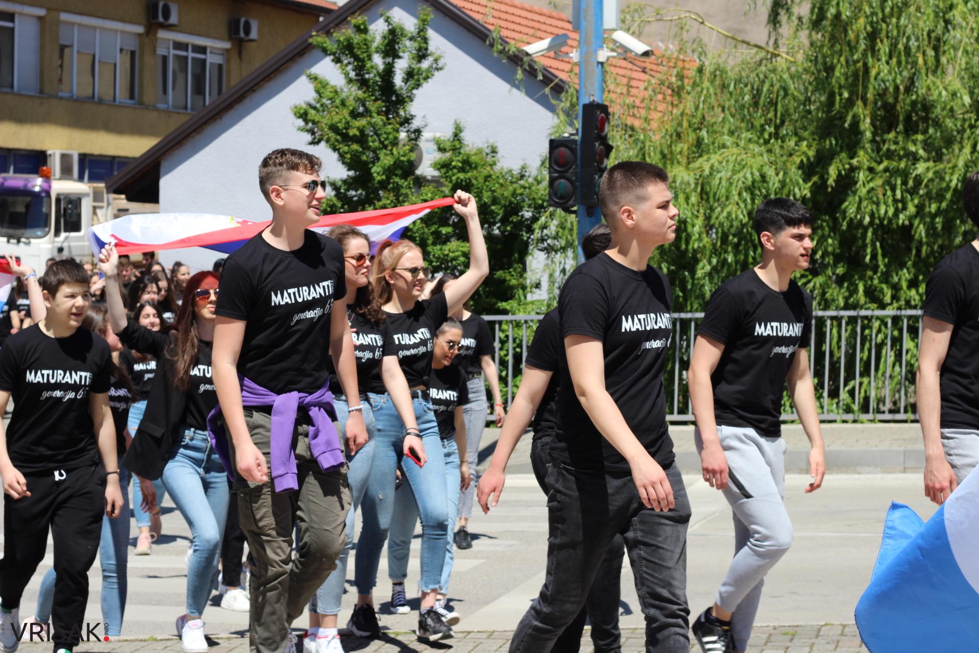 Širokobriješki maturanti slave zadnji dan; defileom kroz grad oprostili se od škole!