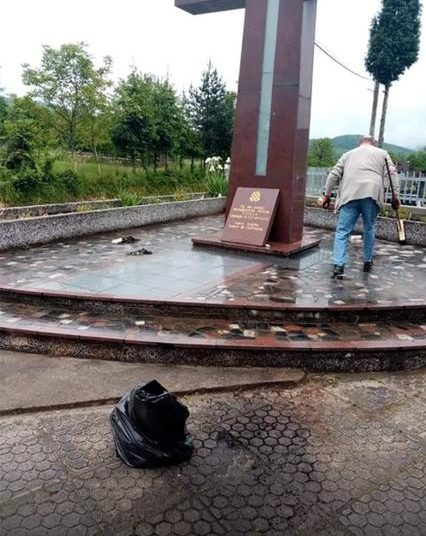 Oskvrnuto spomen obilježje posvećeno ubijenim Hrvatima u središnjoj Bosni