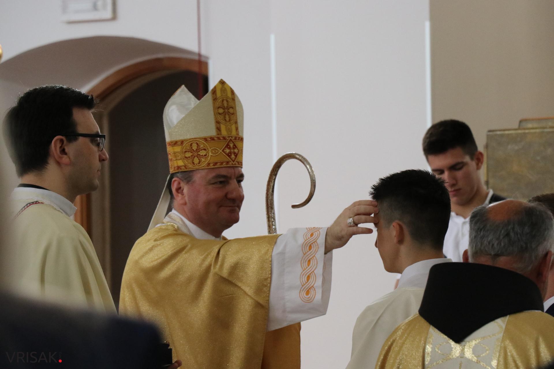 Svečano u Širokom Brijegu: 230 krizmanika primilo darove Duha Svetoga