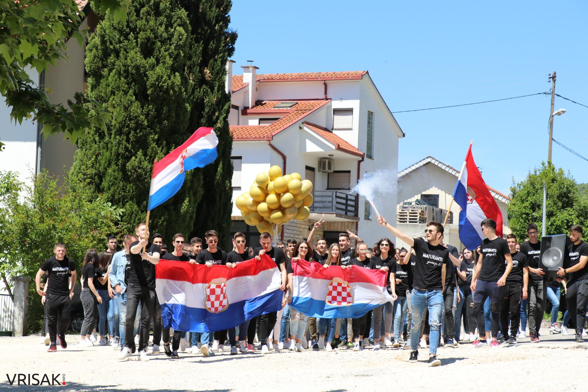 Širokobriješki maturanti slave zadnji dan; defileom kroz grad oprostili se od škole!
