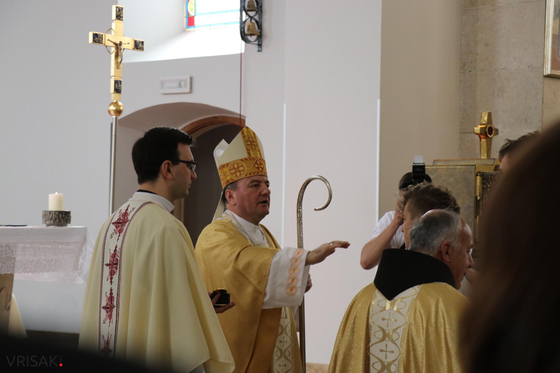 Svečano u Širokom Brijegu: 230 krizmanika primilo darove Duha Svetoga