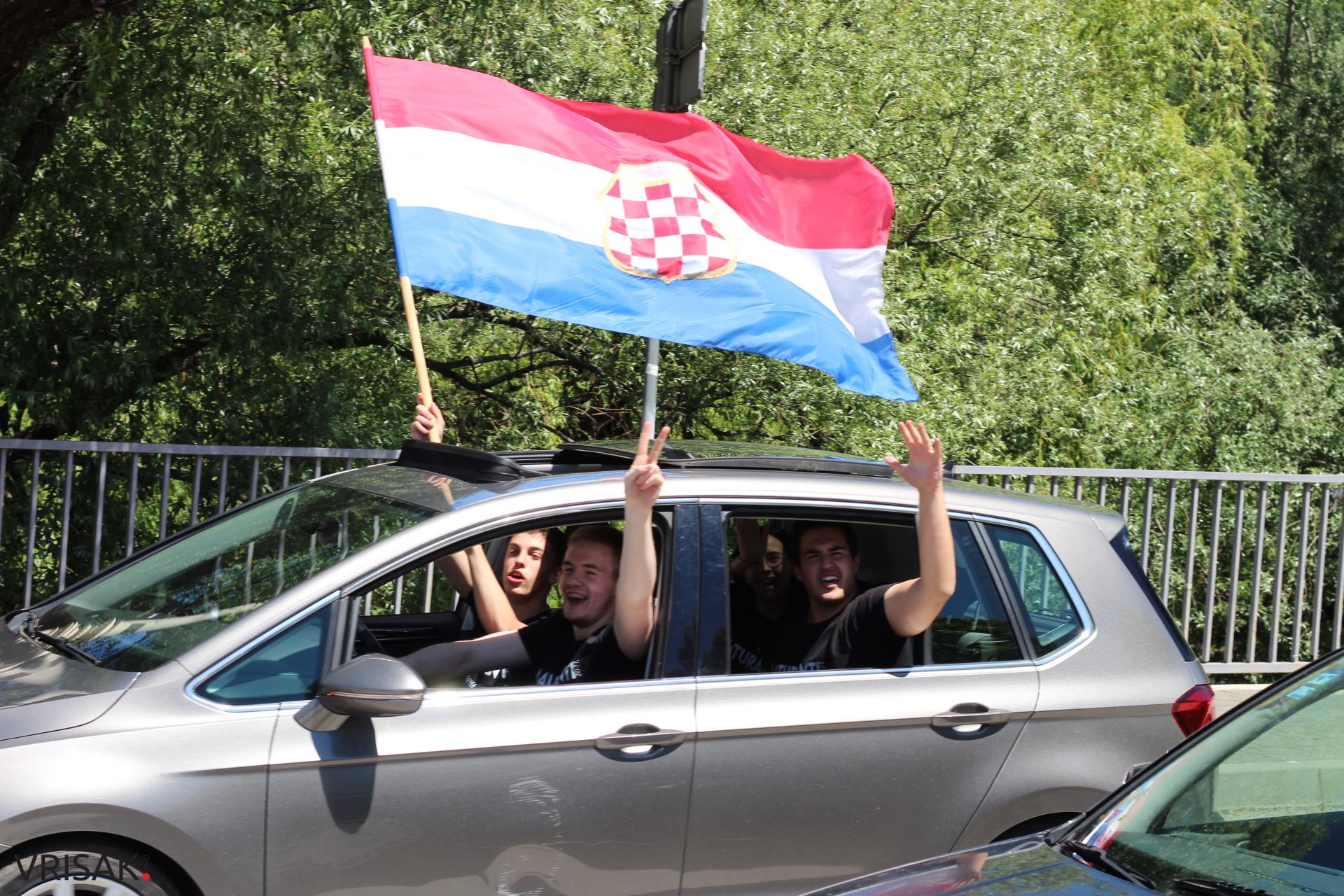Širokobriješki maturanti slave zadnji dan; defileom kroz grad oprostili se od škole!