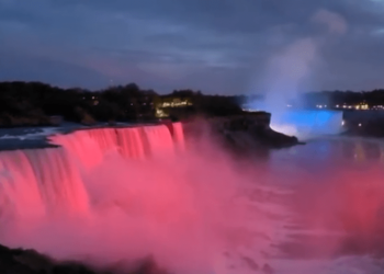 Slapovi Niagare zasvijetlili u bojama hrvatske zastave