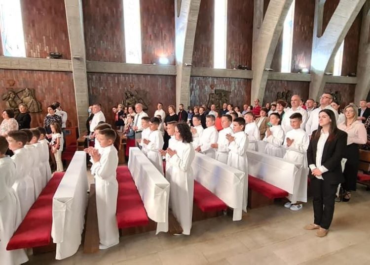 Kočerin: Prvu Svetu Pričest primilo 38 djece