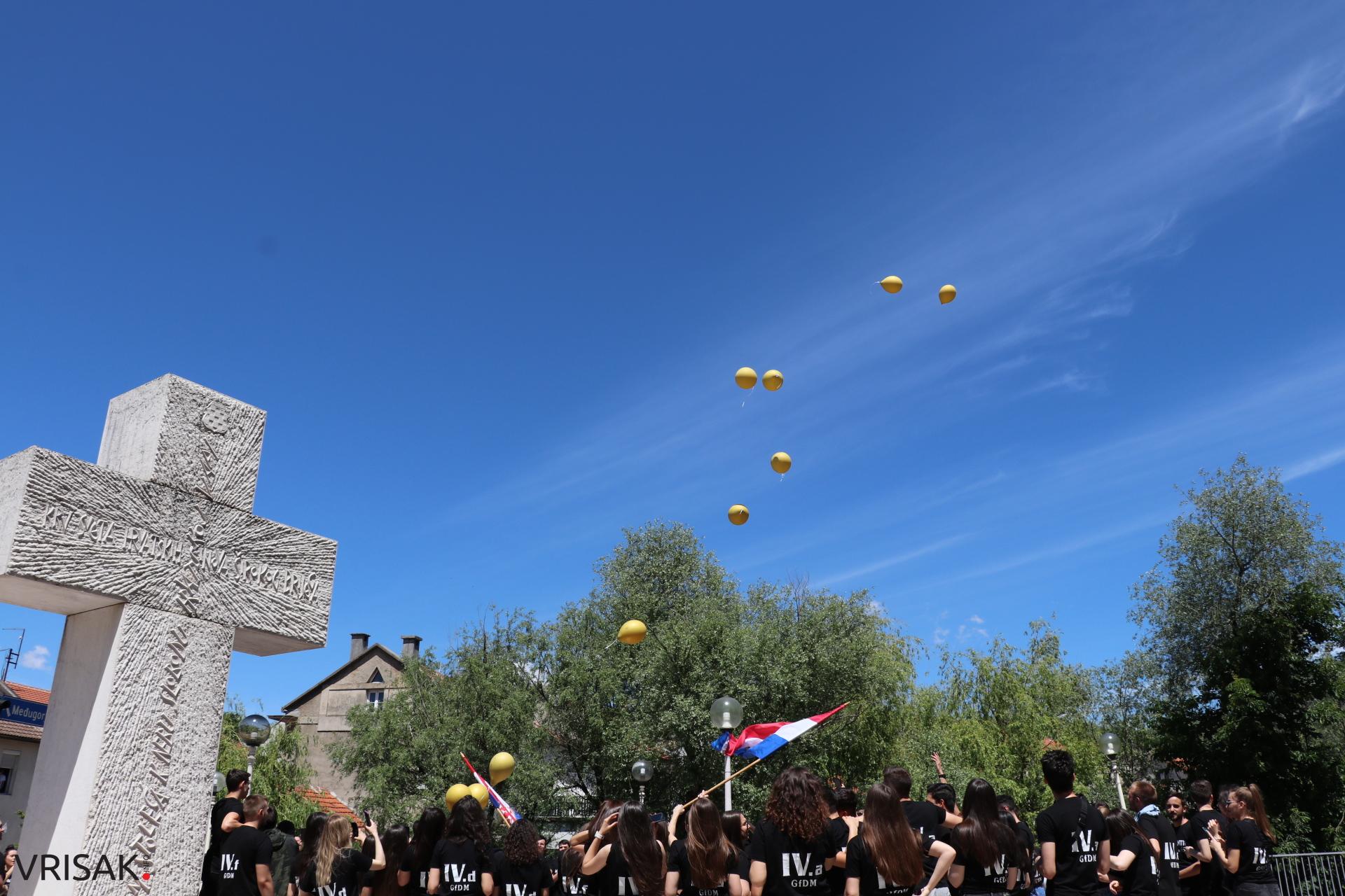 Širokobriješki maturanti slave zadnji dan; defileom kroz grad oprostili se od škole!