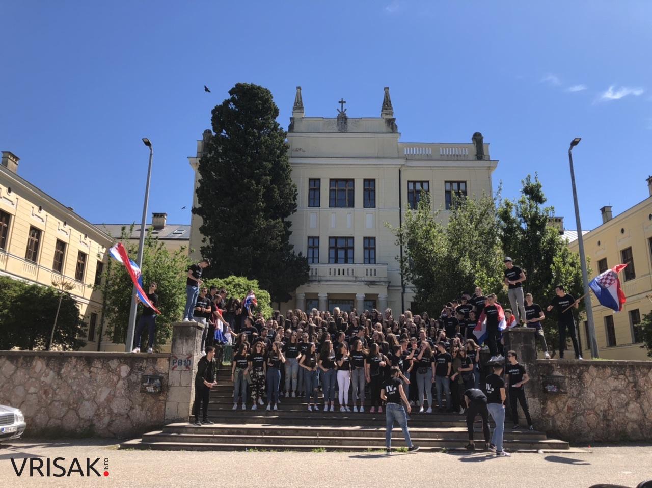 Širokobriješki maturanti slave zadnji dan; defileom kroz grad oprostili se od škole!