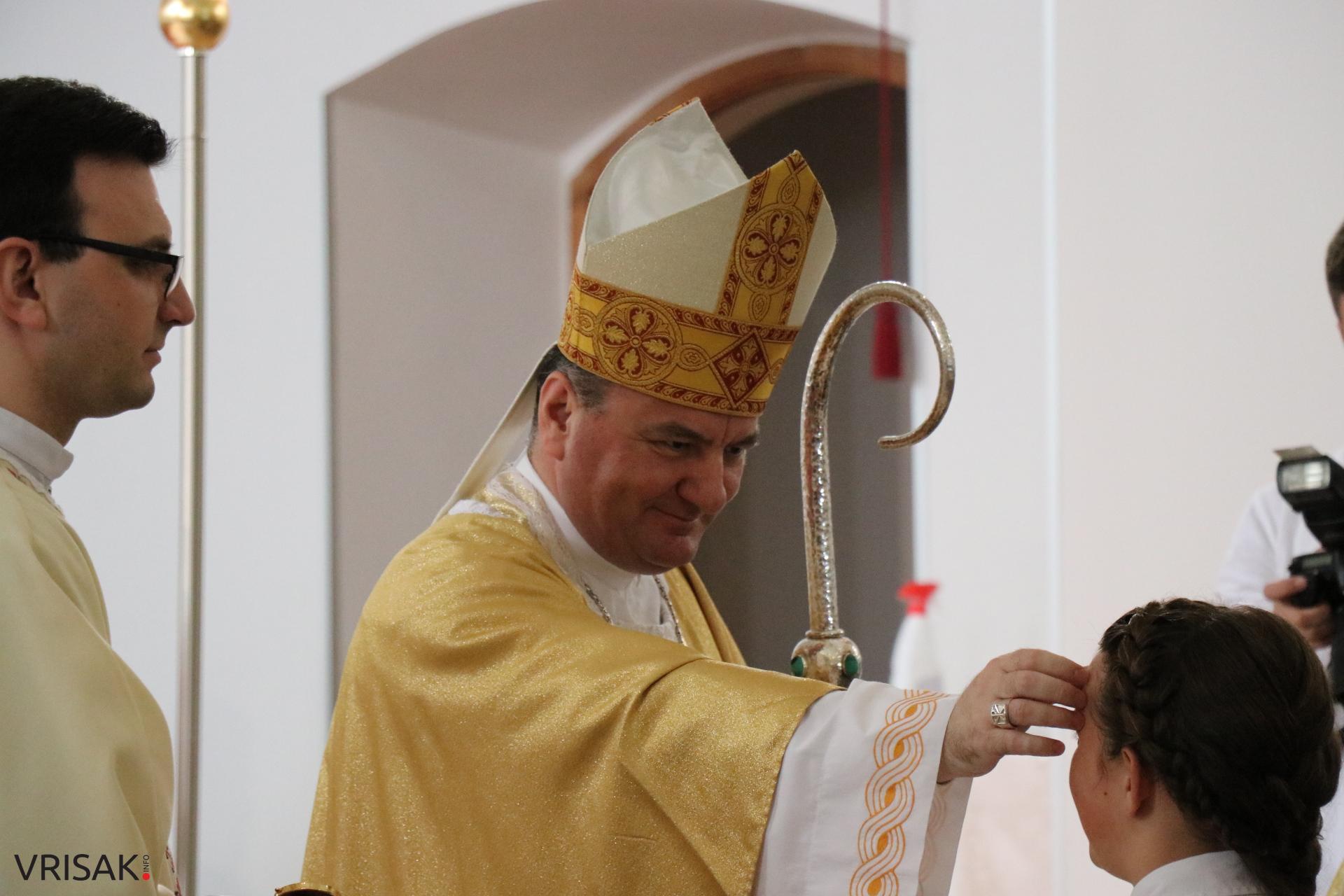 Svečano u Širokom Brijegu: 230 krizmanika primilo darove Duha Svetoga