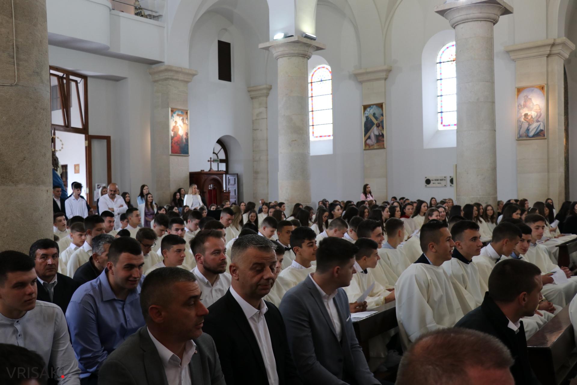 Svečano u Širokom Brijegu: 230 krizmanika primilo darove Duha Svetoga